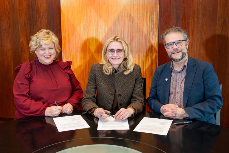 Brynhildur Heiðar- og Ómarsdóttir formaður Visku, Heiða Björg Hilmisdóttir borgarstjóri og Þorkell Heiðarsson formaður FÍN við undirritun viljayfirlýsingar við FÍN og Visku um uppbyggingu íbúðarhúsnæðis