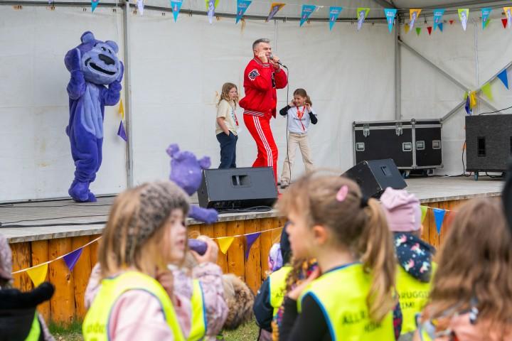 Musician Páll Óskar performed "Eitt af blómunum," a song dedicated to ending bullying for all ages.