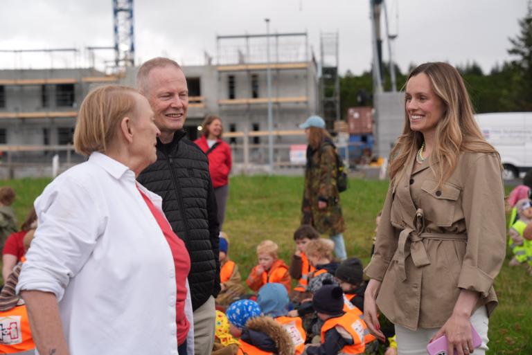 Við undirritun viljayfirlýsingar í dag. Á mynd eru bæði fullorðnir og börn.