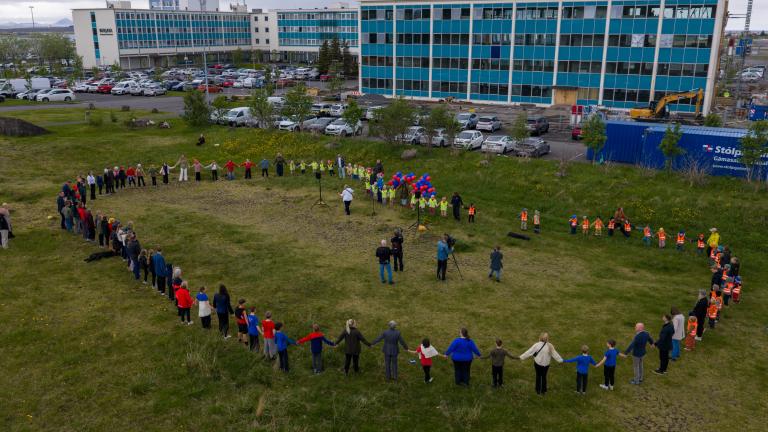 Börn og fullorðin mynduðu hring á lóðinni.