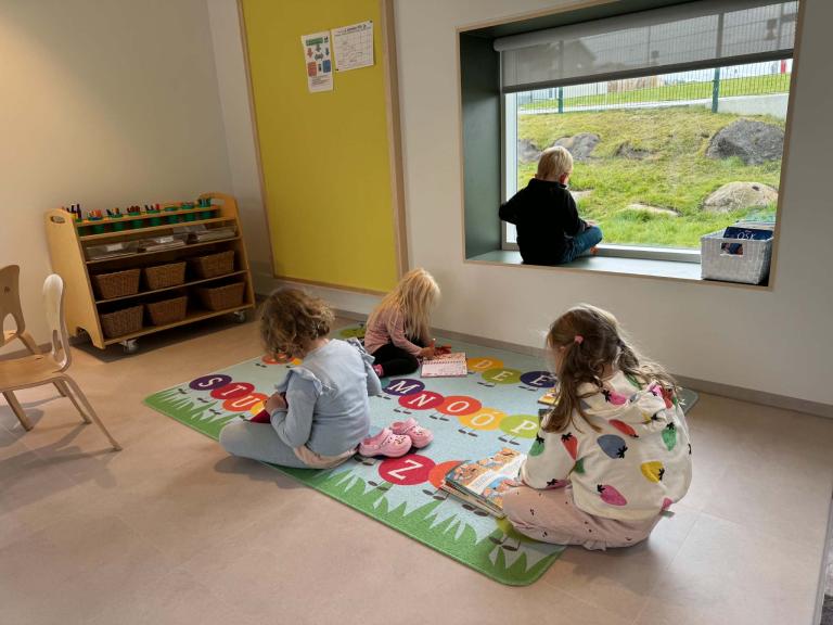 Börn að leik í nýrri viðbyggingu Hulduheima