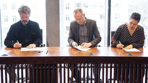 Dagur B. Eggertsson, Guðmundur Ingi Guðbrandsson og Nichole Leigh Mosty skrifa undir þjónustusamning ríkis og borgar.