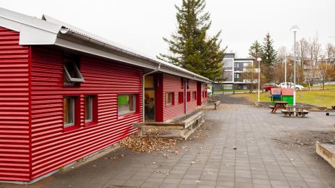 Leikskólinn Álftaborg að utan.