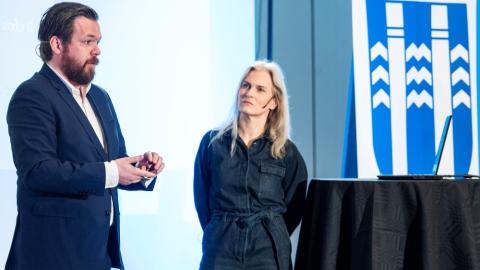 Jakob og Guðrún með kynningu á fundi um Athafnaborgina 2023.