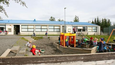 Children and playground equipment on Hraunborg's grounds.