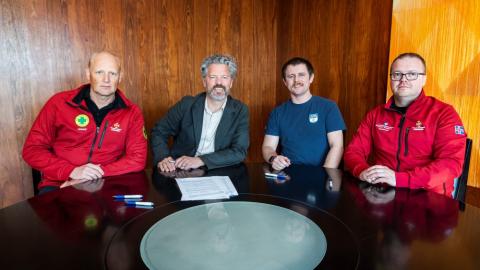 Oddur Valur Þórarinsson, sveitarforingi Hjáparsveitar skáta í Reykjavík, Dagur B. Eggertsson borgarstjóri, Adam Benedikt Burgess Finnsson frá björgunarsveitinni Kili og Valdimar Hannes Hannesson, varaformaður bjögunarsveitarinnar Ársæls. Sitja við borð að skrifa undir styrktarsamning.