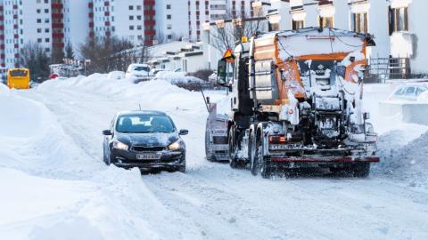 Snjóruðningstæki hreinsar snjó í Vesturbergi í Breiðholti.