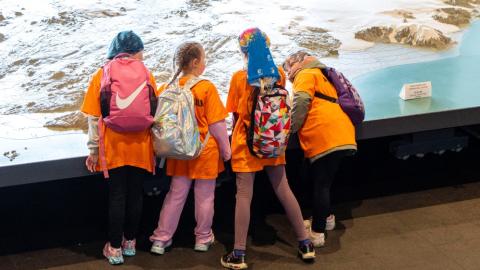 Children looking at the map of Iceland in Tjarnarsalur at City Hall.