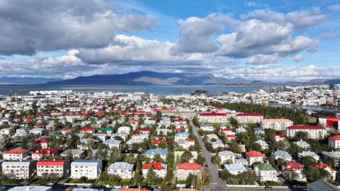 Vesturbær í átt að miðborginni og Furumelur hægra megin við miðja mynd.