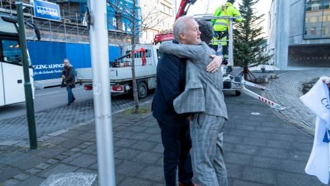 Fannar Jónasson bæjarstjóri Grindavíkur og Dagur B. Eggertsson borgarstjóri faðmast fyrir utan Ráðhúsið vegna óvissuástands í Grindavík.