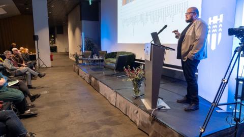 Kolbeinn H. Stefánsson, dósent á Félagsráðgjafardeild Háskóla Íslands, í pontu í Tjarnarsal að tala um ójöfnuð í Reykjavík.