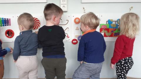 Börn að leik á leikskóla.