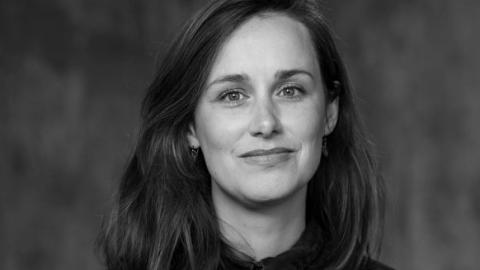 Becky E. Forsythe listakona svarthvítt portrett