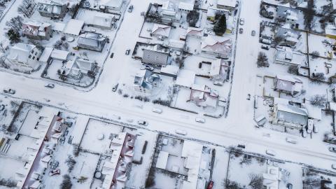 Loftmynd yfir íbúðabyggð í snjó
