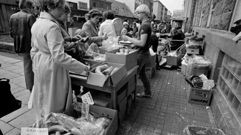 Valdís Óskarsdóttir: Útimarkaður í júní 1981