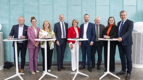 The Prime Minister, Minister of Finance and Economic Affairs, Minister of Infrastructure, Mayor, and mayors of municipalities in the capital area participated in signing the Transportation Charter at a press conference.