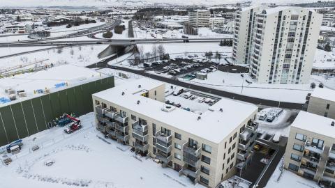 Álfabakki 2a, loftmynd sem sýnir skemmu sem þótti byggð of nálægt íbúðablokk.