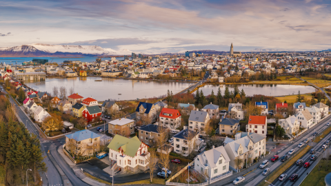 Séð yfir Tjörnina og Reykjavík frá horni Tjarnargötu og Skothúsvegar