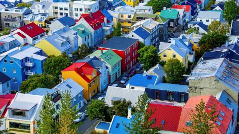 Séð yfir litrík hús í Reykjavík