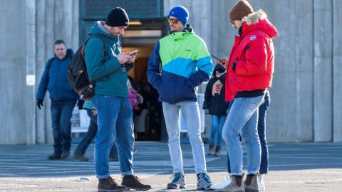 Fólk í símanum fyrir framan Hallgrímskirkju