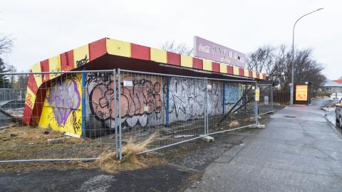 Sunnutorg, girðing fyrir framan, graffiti á sjálfu húsinu