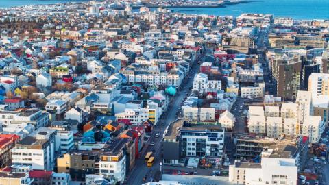 Loftmynd af Reykjavík, Hverfisgata fyrir miðju, Seltjarnarnes í fjarska.
