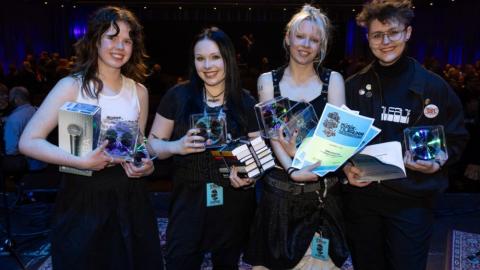 Hljómsveitin Geðbrigði f.v. Þórhildur Helga Pálsdóttir söngkona, Ásthildur Emma Ingileifardóttir bassaleikari, Agnes Ósk Ægisdóttir gítarleikari, Hraun Sigurgeirs trommuleikari