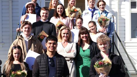 Heiða Björg Hilmisdóttir og Dóra Björt Guðjónsdóttir ásamt viðurkenningarhöfum.