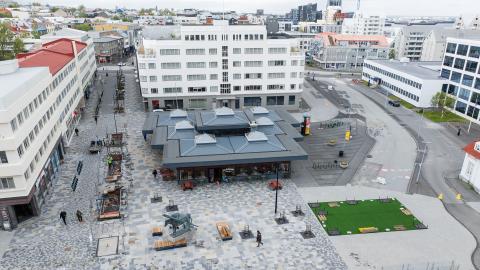 Á Hlemmi er búið að koma upp tímabundnum leikvelli og dvalarsvæði verða aukin með skemmtilegum götugögnum.