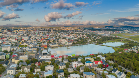 Loftmynd af Reykjavík úr vestri, séð yfir Tjörnina á fallegum sumardegi