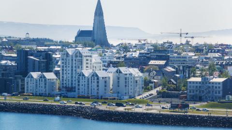 Loftmynd af Sæbraut og Hallgrímskirkju, séð frá hafi. Mistur í lofti.