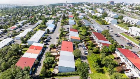 Loftmynd yfir Fossvog í Reykjavík - hús og gróður