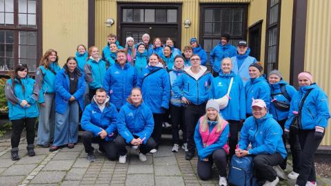 Hópmynd af Flotanum sem stóð vaktina á Menningarnótt og var ungmennum innan handar. Hópurinn var skipaður starfsfólki félagsmiðstöðva á höfuðborgarsvæðinu og nágrenni. Öll bláklædd.