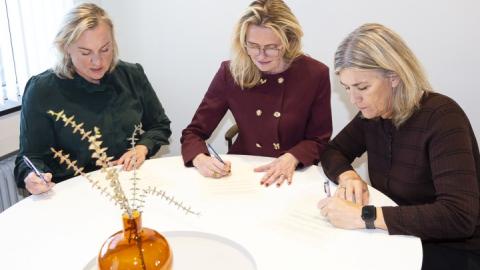 Justice minister, mayor and industry minister sign the agreement
