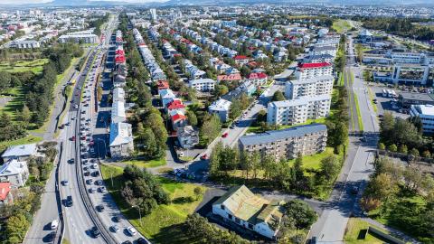 Loftmynd yfir borgina, séð í austur. Lengst til vinstri Miklabraut, svo Eskihlíð og Skógarhlíðvo 