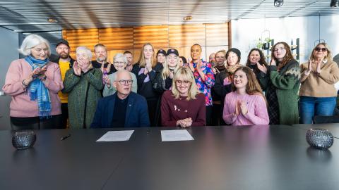 Hópur af fólki við undirritun í Ráðhúsinu