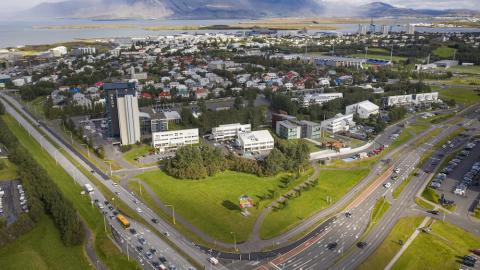 Gatnamót, hjólastígar, götur, hús og gróður