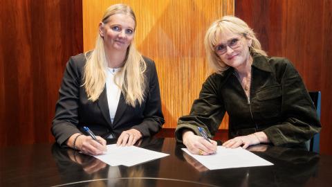Þórhildur Garðarsdóttir formaður KR og Heiða Björg Hilmisdóttir borgarstjóri undirrita skjöl
