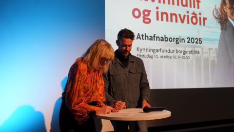 Heiða Björg and Gísli Örn sign declaration of intent
