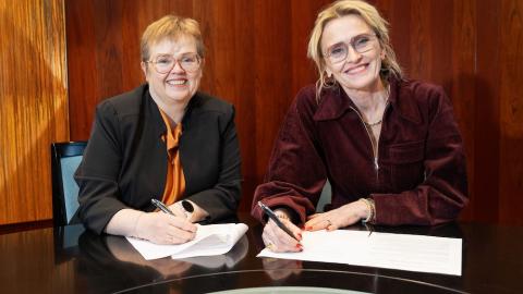 Silja Bára Ómarsdóttir, President of the University of Iceland, and Mayor Heiða Björg Hilmisdóttir sign the partnership agreement for the Höfði Peace Center. 