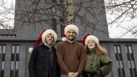 Mynd af þremur leikurum fyrir framan Þjóðleikhúsið
