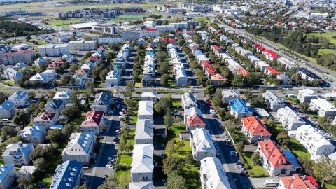 loftmynd af götum, húsum og gróðri í Hlíðahverfi í Reykjavík.
