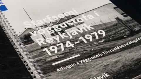 Mynd, tekin skáhallt, á skýrslu um starfsemi vöggustofa í Reykjavík 1974-1979
