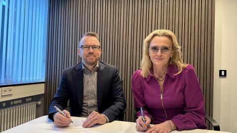 Ragnar Þór Ingólfsson, minister of social affairs and housing, and Mayor Heiða Björg Hilmisdóttir sign the agreement.