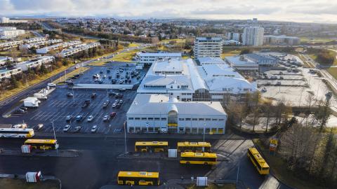 Mjódd, loftmynd. Í forgrunni strætisvagnar og framhlið biðstöðvar