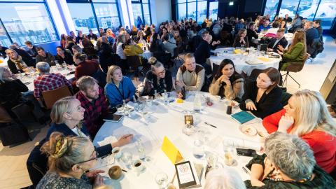 Frá öryggisviku 2026. Öryggisverðir og öryggistrúnaðarmenn sóttu ráðstefnu þar sem sérfræðingar í vinnuvernd fluttu fjölbreytt erindi. Fjöldi fólks situr við hringborð.