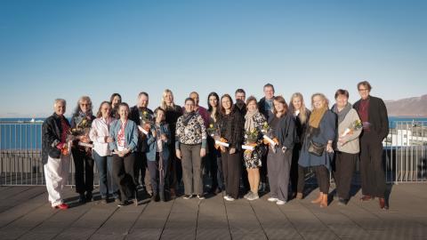 Group photo of recipients on a balcony who received the Welfare Council grant from the Municipal Treasury. The photo also shows representatives from the Welfare Council and the Director of the Welfare Council. 