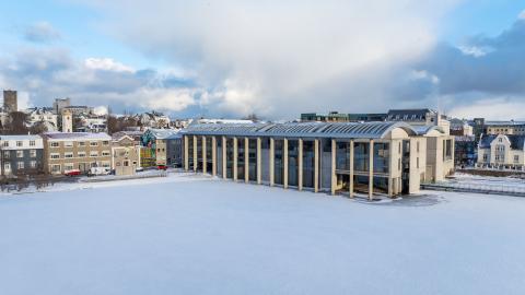 Ráðhúsið, loftmynd, tekin frá Þingholtum. Tjörnin lögð ís og snjó. 