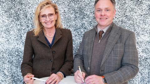 Mayor Heiða Björg Hilmisdóttir and Jón Björn Hákonarson, chair of the Icelandic Association of Local Authorities, at the signing of the agreement