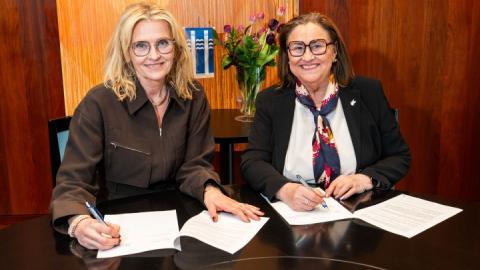 Heiða Björg and Inga Sæland at the agreement signing at Reykjavík City Hall